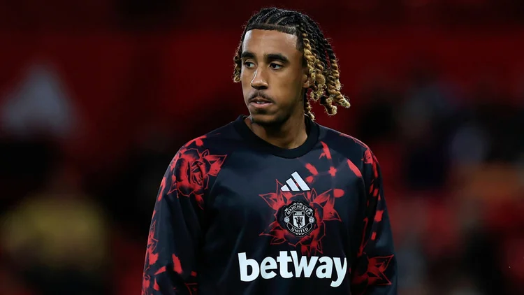 Leny Yoro, Man Utd